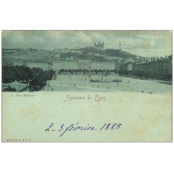 69 LYON. Très rare carte pionnière 1888. La Place Bellecour. Vert amande vierge impeccable...