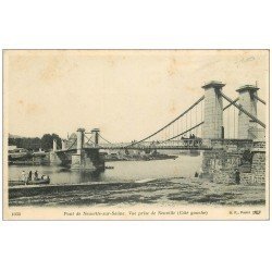 carte postale ancienne 69 NEUVILLE-SUR-SAÔNE. Le Pont et Pêcheurs sur Péniche 1905