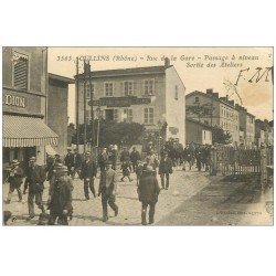 69 OULLINS. Rue de la Gare sortie des Ateliers Dion au Passage à niveau 1918