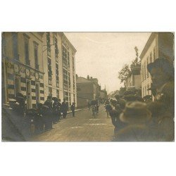 69 TARARE. Rare arrivée d'une Course Cyclisme. Carte Photo Sportifs et Cyclistes vers 1910