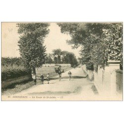 carte postale ancienne 14 BERNIERES. Cyclistes Route de Saint-Aubin 1925