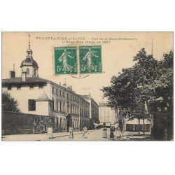 carte postale ancienne 69 VILLEFRANCHE-SUR-SAÔNE. Hôtel-Dieu Facteurs en vélo Rue de la Sous-Préfecture 1915