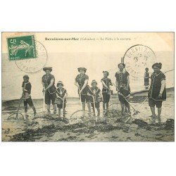 carte postale ancienne 14 BERNIERES. La Pêche à la Crevette 1911