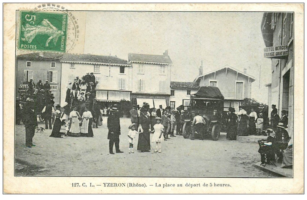 69 YZERON. La Place au départ du Car de 5 heures 1910
