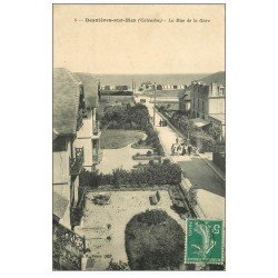 carte postale ancienne 14 BERNIERES. La Rue de la Gare 1911