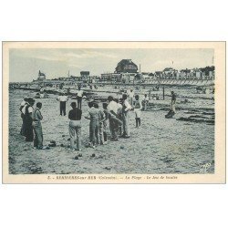 carte postale ancienne 14 BERNIERES. Le Jeu de Boules ou Pétanque sur la Plage 1948