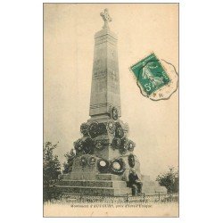 carte postale ancienne 72 AUVOURS. Le Monument avec personnage assis 1912