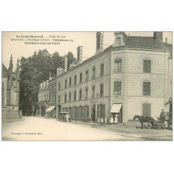 carte postale ancienne 72 LA FERTE-BERNARD. Hôtel Saint-Jean et Estaminet Boulay. Voiture ancienne et Fiacre de Service