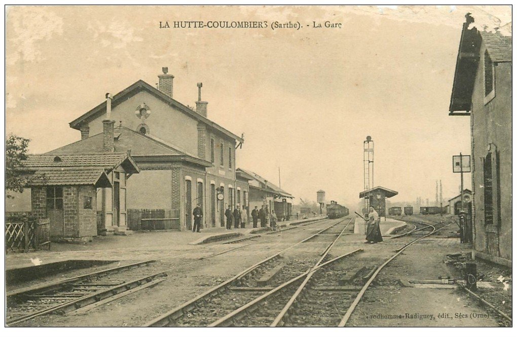 72 LA HUTTECOULOMBIERS. La Garte avec Employée du Passage à niveau