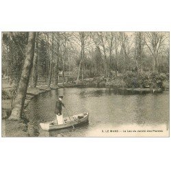 carte postale ancienne 72 LE MANS. Jardinier en barque sur Lac Jardin des Plantes