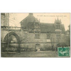 carte postale ancienne 14 CAEN. Gamins au Musée des Antiquaires 1910