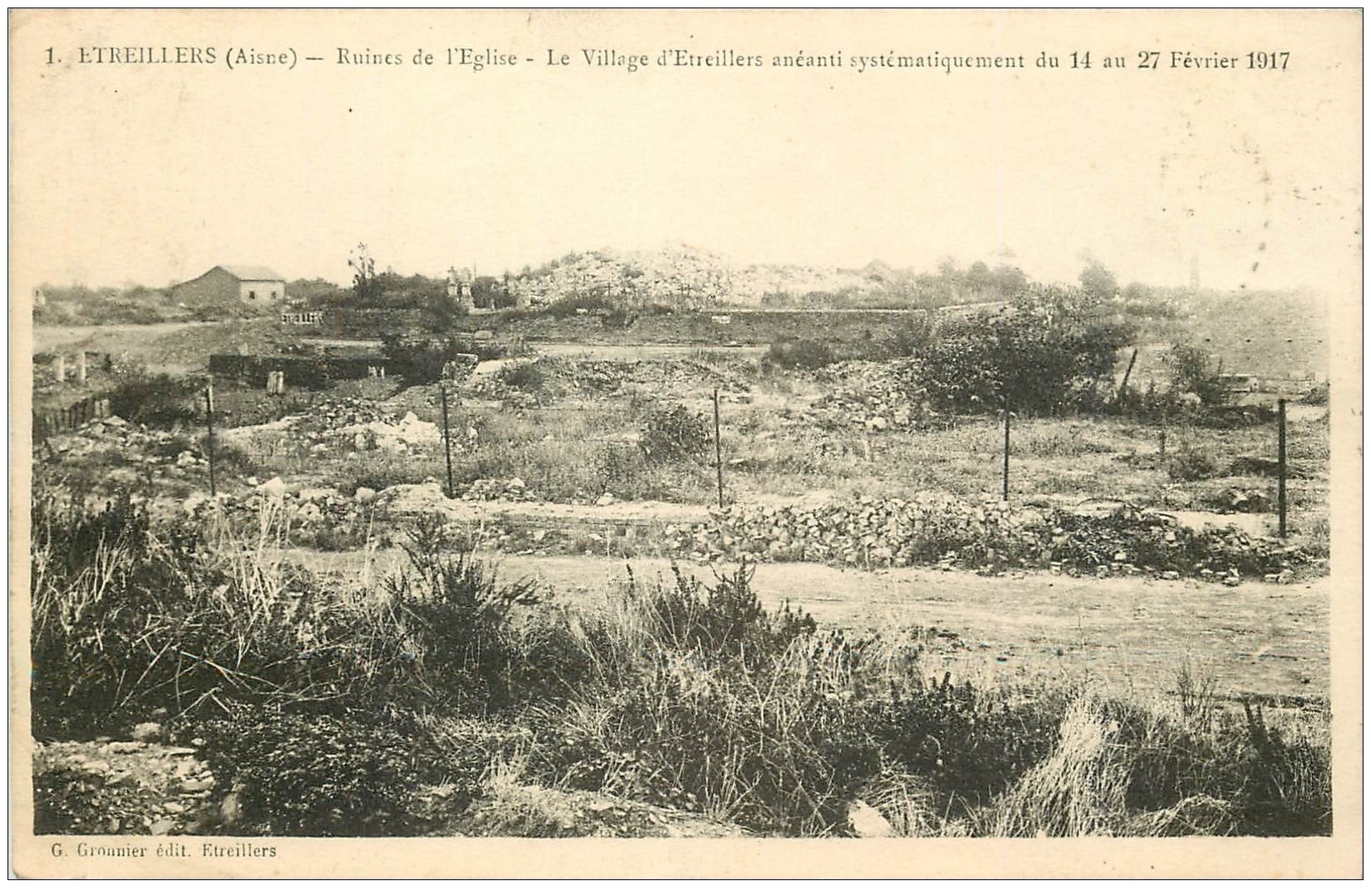 carte postale ancienne 02 ETREILLERS. Ruines de l'Eglise et Village 1930