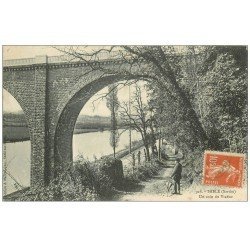 carte postale ancienne 72 SABLE SUR SARTHE. Le Viaduc 1910 personnage avec parapluie