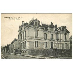 carte postale ancienne 72 SAINT-CALAIS. Caisse d'Epargne rue Charles Garnier avec Balayeur de rues