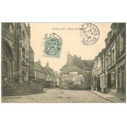 carte postale ancienne 72 SAINT-CALAIS. Place Eglise 1906. Affiches Byrrh, Dubonnet...