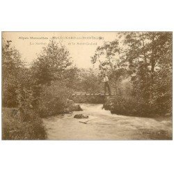 carte postale ancienne 72 SAINT-LEONARD-DES-BOIS. Personnage sur Petit Pont du Saint-Godard