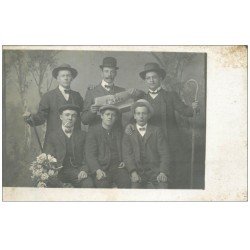 74 ANNECY. Rare Carte Photo d'un Groupe à la Noce ou de Conscrits. Journal l'Auto