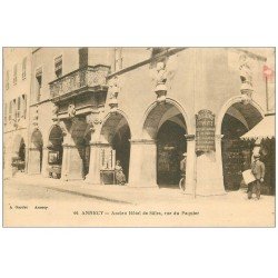 74 ANNECY. Vendeuse assise commerce de Cartes Postales rue du Paquier