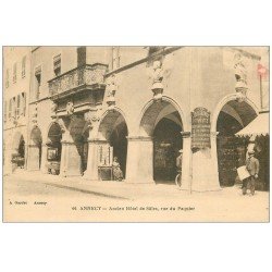 carte postale ancienne 74 ANNECY. Vendeuse assise de Cartes Postales rue du Paquier