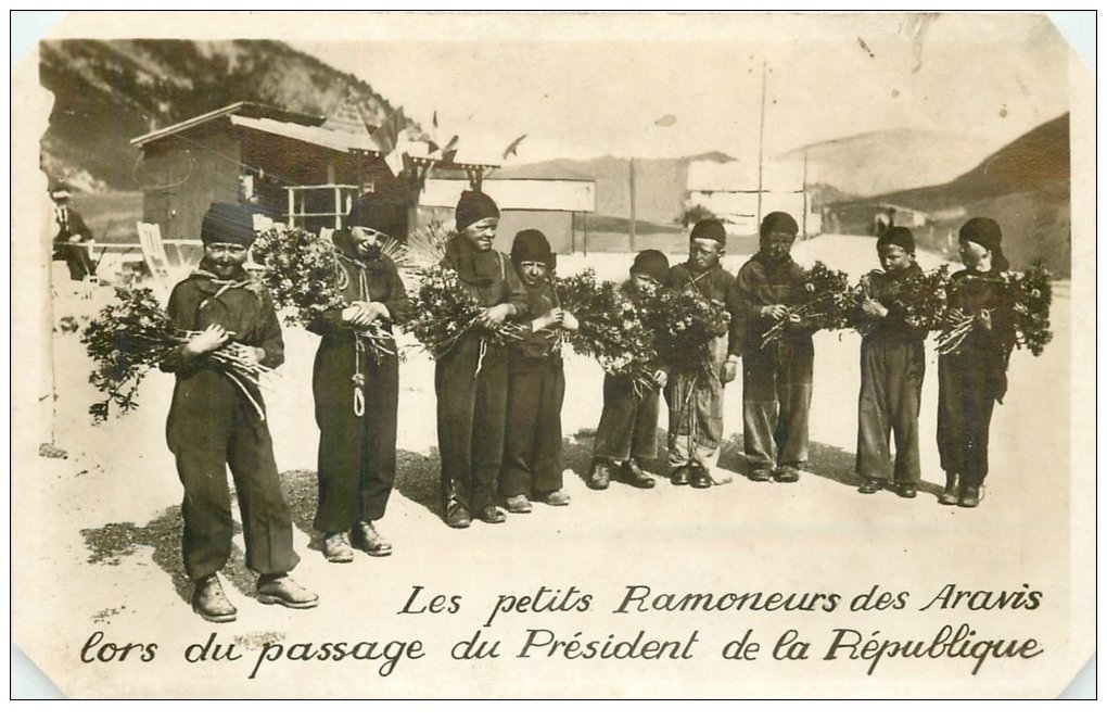 carte postale ancienne 74 ARAVIS. Les Petits Ramoneurs au passage du Président. Carte Photo 1938
