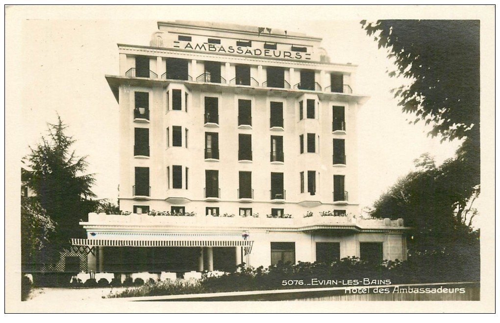 carte postale ancienne 74 EVIAN-LES-BAINS. Hôtel des Ambassadeurs. Carte Photo