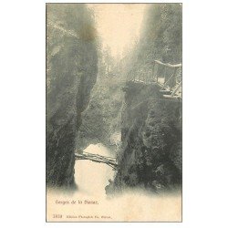carte postale ancienne 74 GORGES DE LA DIOSAZ. Femme sur la Passerelle 1906