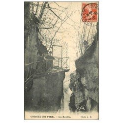 carte postale ancienne 74 GORGES DU FIER. La Sortie 1910. Personnages sur Passerelle