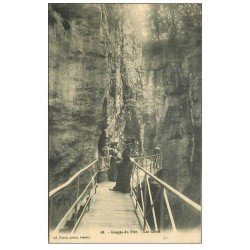 carte postale ancienne 74 GORGES DU FIER. Les Crues. Personnages sur Passerelle