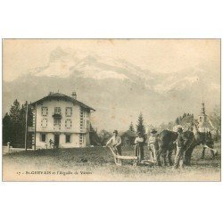 carte postale ancienne 74 SAINT-GERVAIS-LES-BAINS. Paysans au labourage et Aiguille de Varens vers 1900