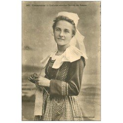 carte postale ancienne LA BRETAGNE. Concarneau. Sardinière tricotant attendant arrivée des Bateaux de Pêche