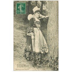 carte postale ancienne LA BRETAGNE. Costume étoffes soyeuses 1907 par Botrel