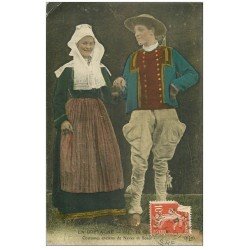 carte postale ancienne LA BRETAGNE. Costumes de Nevez et Scaer 1914