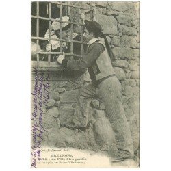 carte postale ancienne LA BRETAGNE. La Fille bien gardée 1920