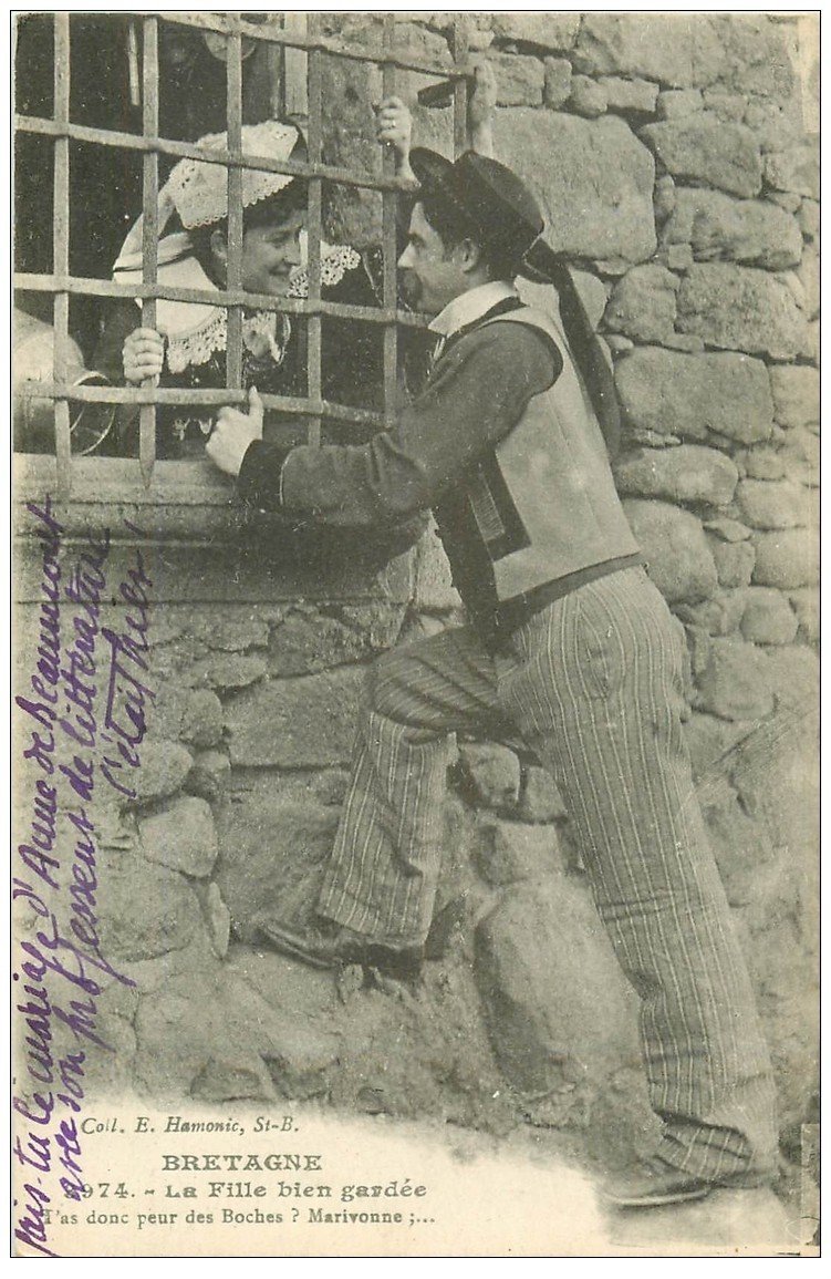 carte postale ancienne LA BRETAGNE. La Fille bien gardée 1920