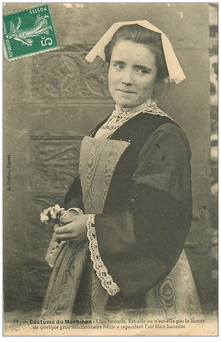 carte postale ancienne LA BRETAGNE. Morbihan une Luronne 1910