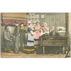 carte postale ancienne LA BRETAGNE. Réception Invités des Fiancés. Repas tête de Veau 1908