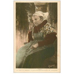 carte postale ancienne LA BRETAGNE. Vieille Jeannic Fumeuse de pipe, Filandière et Conteuse
