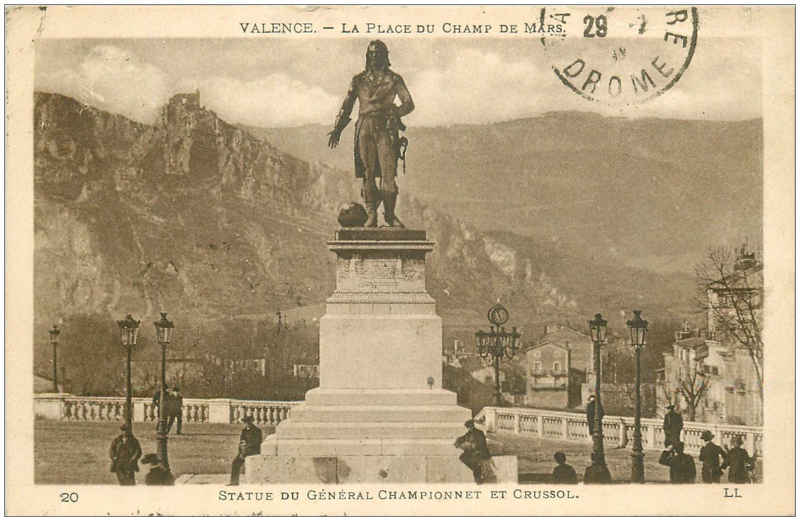 carte postale ancienne 26 VALENCE. Place Champ de Mars. Statue de Championnet et Crussol 1923