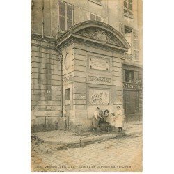 carte postale ancienne 78 VERSAILLES. Fontaine Place Saint-Louis 1903 animation