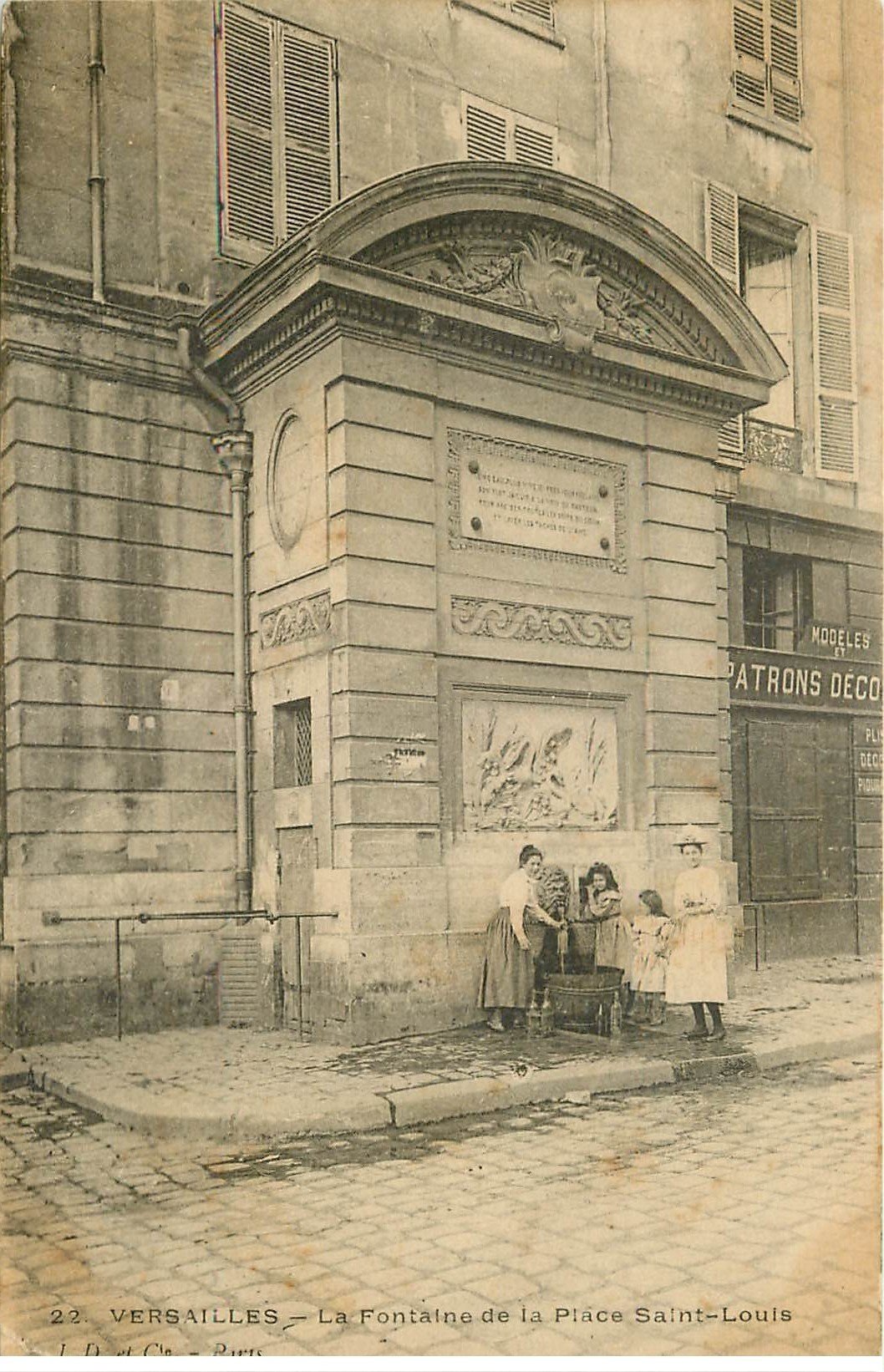 78 VERSAILLES. Fontaine Place Saint-Louis 1903 animation