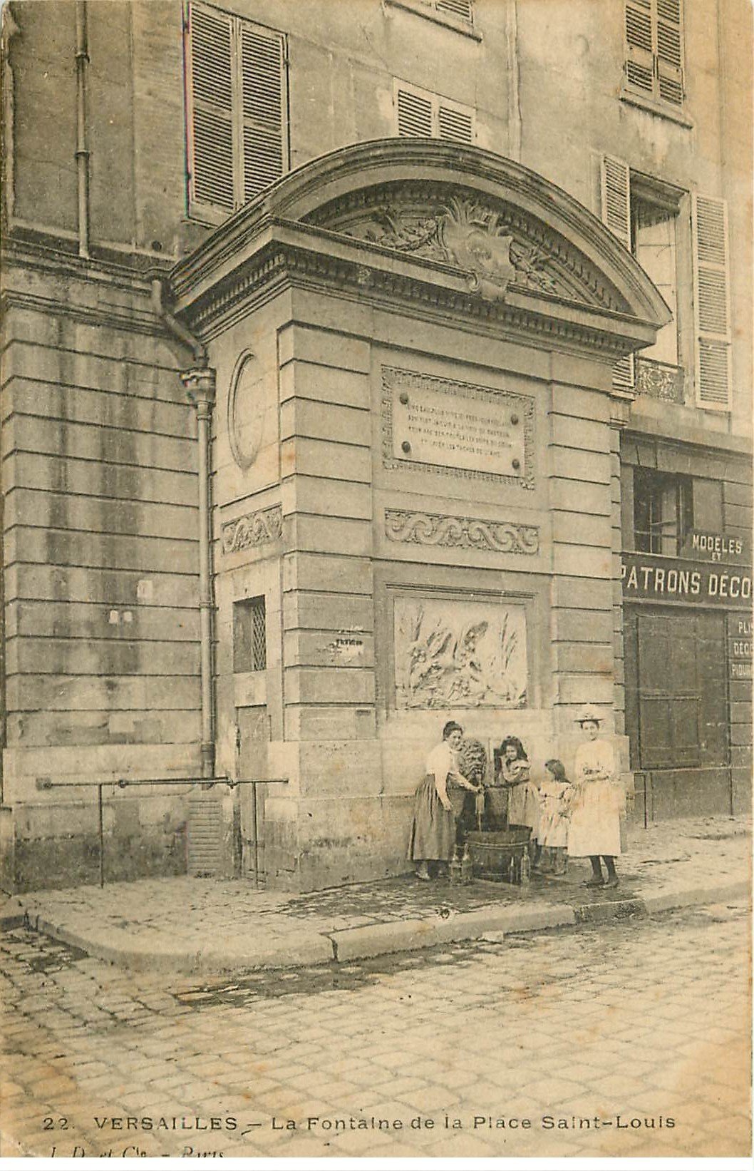 carte postale ancienne 78 VERSAILLES. Fontaine Place Saint-Louis 1903 animation