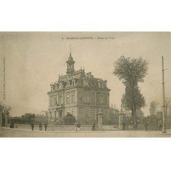 carte postale ancienne 78 MAISONS-LAFFITTE. Hôtel de ville animation