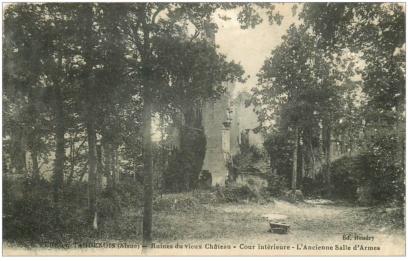carte postale ancienne 02 FERE-EN-TARDENOIS. Ruines Vieux Château Salle d'Armes