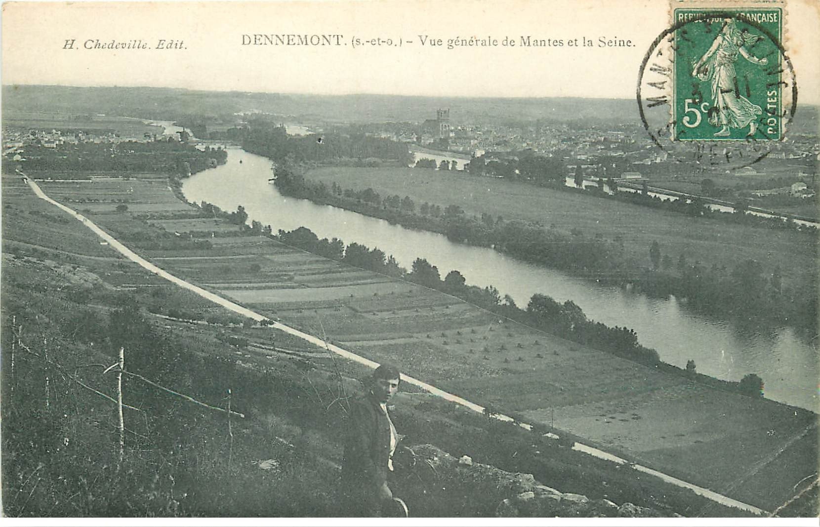 carte postale ancienne 78 DENNEMONT. Personnage au premier plan 1907. Pli coin droit...