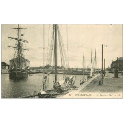 carte postale ancienne 14 COURSEULLES. Le Bassin à Flot et grand Bateau de Pêche à voiles 1914