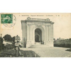 carte postale ancienne 78 MANTES. Le Square Brieussel Musée 1912