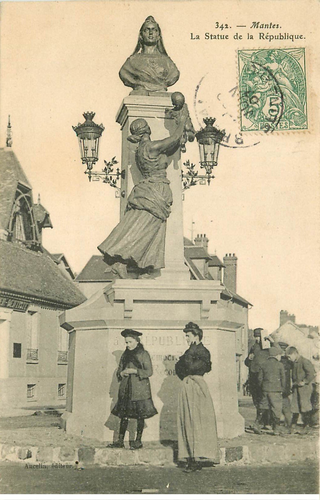 carte postale ancienne 78 MANTES. Statue de la République 1907