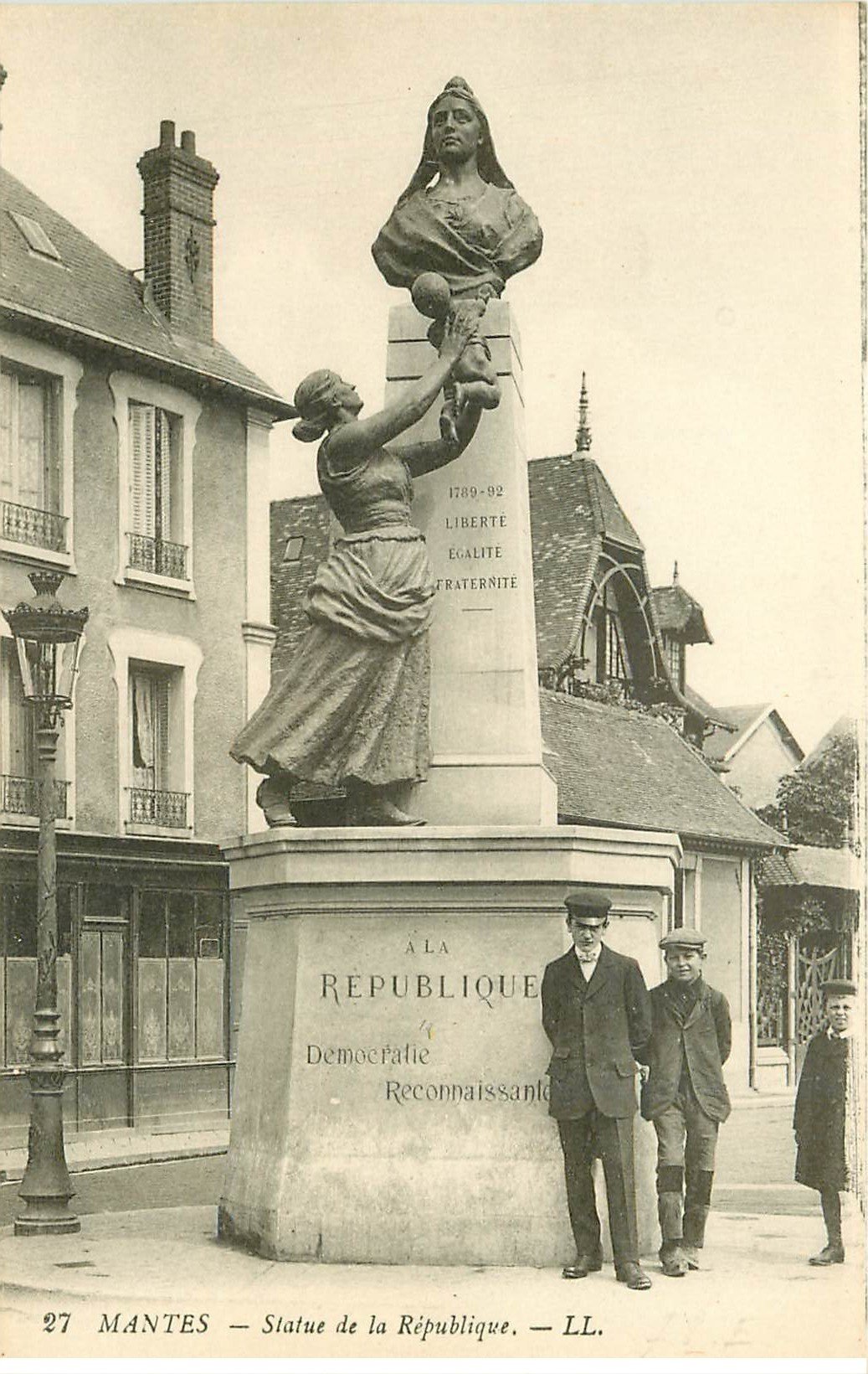 carte postale ancienne 78 MANTES. Statue de la République