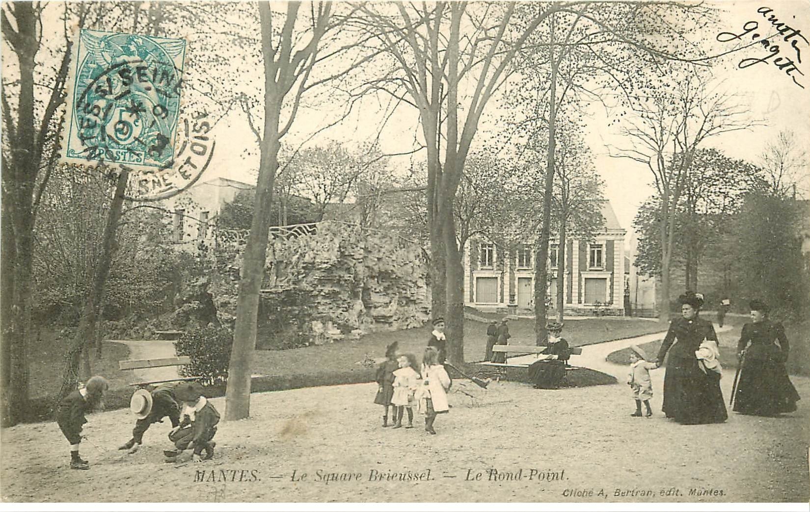carte postale ancienne 78 MANTES. Square Brieussel. Enfants jouant aux billes au Rond-Poinr 1904