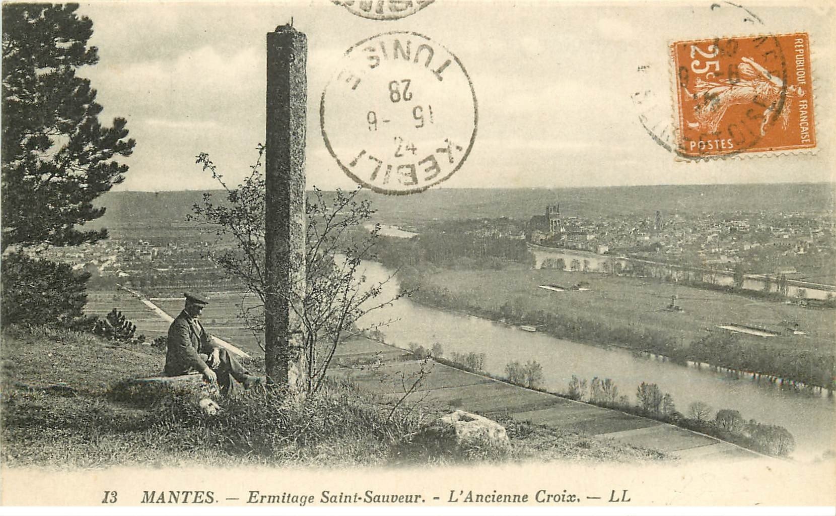 carte postale ancienne 78 MANTES. Ermitage Saint-Sauveur. Personnage assis pied ancienne Croix 1928